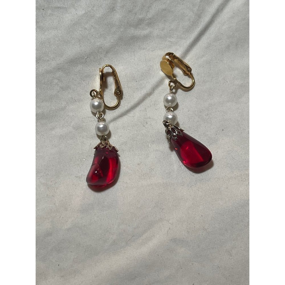Beaded White Faux Pearl and Red Gem Stone Gold Tone Dangle Clip-On Earrings